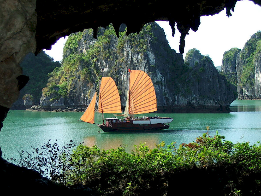 Trinh Nu Cave is an excellent stop for day cruises or boat tours exploring the natural wonders of Ha Long Bay